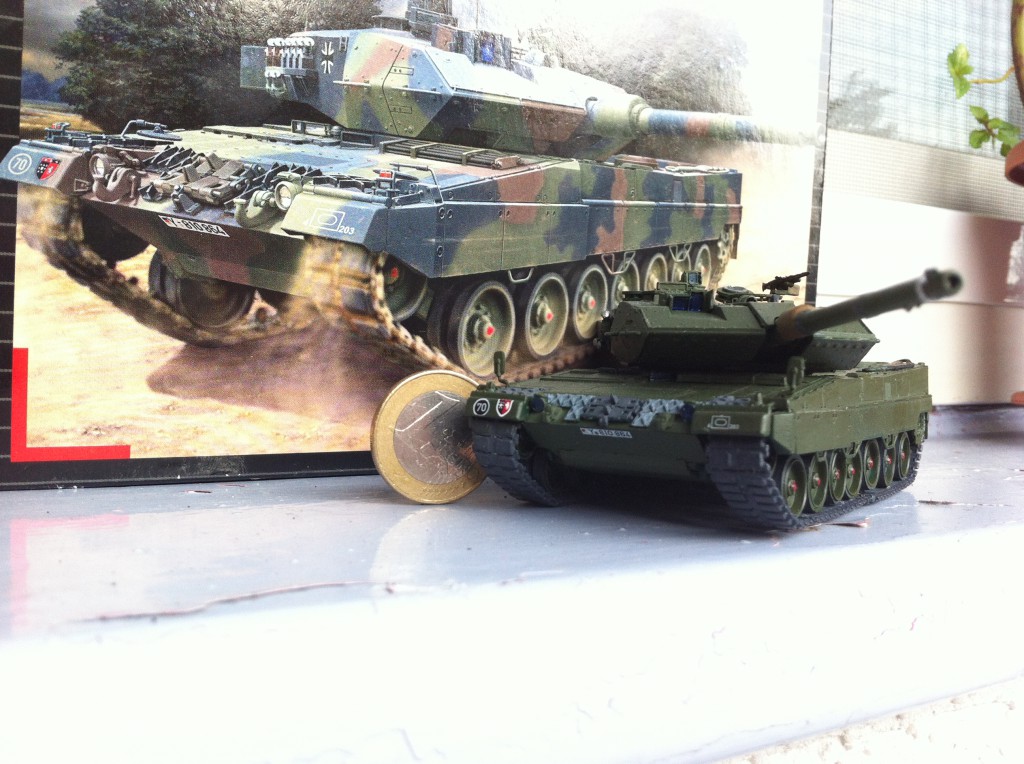 Revell Leopard 2 tank model in 1:72 scale, picture 2